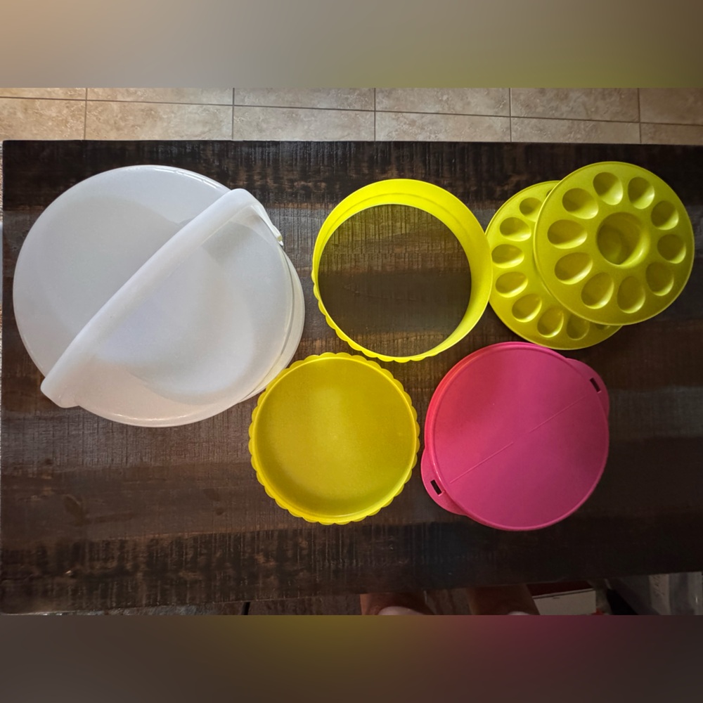 NWOT vintage Tupperware Round Cake Taker server insert for deviled eggs & pies